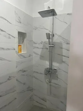 Appartement décoré avec goût, lumineux et très bien entretenu dans une petite résidence à la Somone
2 chambres, 2 salles d'eau , wc visiteur, cuisine équipée, salon, salle à manger
piscine commune , balcons, espace barbecue, caméras de surveillance,
Entretien piscine, et passe de la femme de ménage 3 fois/ semaine inclus dans le tarif
Consommation électricité, eau, wifi et canal à la charges des locataires