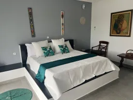 Appartement décoré avec goût, lumineux et très bien entretenu dans une petite résidence à la Somone
2 chambres, 2 salles d'eau , wc visiteur, cuisine équipée, salon, salle à manger
piscine commune , balcons, espace barbecue, caméras de surveillance,
Entretien piscine, et passe de la femme de ménage 3 fois/ semaine inclus dans le tarif
Consommation électricité, eau, wifi et canal à la charges des locataires