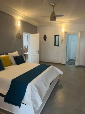 Appartement décoré avec goût, lumineux et très bien entretenu dans une petite résidence à la Somone
2 chambres, 2 salles d'eau , wc visiteur, cuisine équipée, salon, salle à manger
piscine commune , balcons, espace barbecue, caméras de surveillance,
Entretien piscine, et passe de la femme de ménage 3 fois/ semaine inclus dans le tarif
Consommation électricité, eau, wifi et canal à la charges des locataires