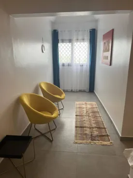 Appartement décoré avec goût, lumineux et très bien entretenu dans une petite résidence à la Somone
2 chambres, 2 salles d'eau , wc visiteur, cuisine équipée, salon, salle à manger
piscine commune , balcons, espace barbecue, caméras de surveillance,
Entretien piscine, et passe de la femme de ménage 3 fois/ semaine inclus dans le tarif
Consommation électricité, eau, wifi et canal à la charges des locataires