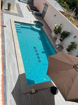 Appartement décoré avec goût, lumineux et très bien entretenu dans une petite résidence à la Somone
2 chambres, 2 salles d'eau , wc visiteur, cuisine équipée, salon, salle à manger
piscine commune , balcons, espace barbecue, caméras de surveillance,
Entretien piscine, et passe de la femme de ménage 3 fois/ semaine inclus dans le tarif
Consommation électricité, eau, wifi et canal à la charges des locataires