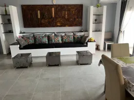 Appartement décoré avec goût, lumineux et très bien entretenu dans une petite résidence à la Somone
2 chambres, 2 salles d'eau , wc visiteur, cuisine équipée, salon, salle à manger
piscine commune , balcons, espace barbecue, caméras de surveillance,
Entretien piscine, et passe de la femme de ménage 3 fois/ semaine inclus dans le tarif
Consommation électricité, eau, wifi et canal à la charges des locataires