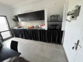 Appartement décoré avec goût, lumineux et très bien entretenu dans une petite résidence à la Somone
2 chambres, 2 salles d'eau , wc visiteur, cuisine équipée, salon, salle à manger
piscine commune , balcons, espace barbecue, caméras de surveillance,
Entretien piscine, et passe de la femme de ménage 3 fois/ semaine inclus dans le tarif
Consommation électricité, eau, wifi et canal à la charges des locataires