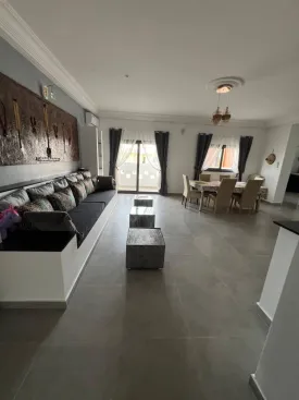 Appartement décoré avec goût, lumineux et très bien entretenu dans une petite résidence à la Somone
2 chambres, 2 salles d'eau , wc visiteur, cuisine équipée, salon, salle à manger
piscine commune , balcons, espace barbecue, caméras de surveillance,
Entretien piscine, et passe de la femme de ménage 3 fois/ semaine inclus dans le tarif
Consommation électricité, eau, wifi et canal à la charges des locataires
