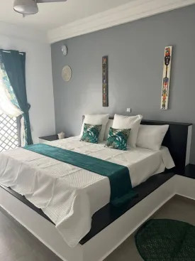 Appartement décoré avec goût, lumineux et très bien entretenu dans une petite résidence à la Somone
2 chambres, 2 salles d'eau , wc visiteur, cuisine équipée, salon, salle à manger
piscine commune , balcons, espace barbecue, caméras de surveillance,
Entretien piscine, et passe de la femme de ménage 3 fois/ semaine inclus dans le tarif
Consommation électricité, eau, wifi et canal à la charges des locataires