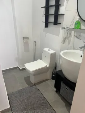 Appartement décoré avec goût, lumineux et très bien entretenu dans une petite résidence à la Somone
2 chambres, 2 salles d'eau , wc visiteur, cuisine équipée, salon, salle à manger
piscine commune , balcons, espace barbecue, caméras de surveillance,
Entretien piscine, et passe de la femme de ménage 3 fois/ semaine inclus dans le tarif
Consommation électricité, eau, wifi et canal à la charges des locataires