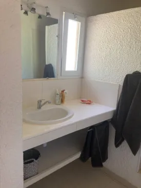 Villa avec piscine privée en résidence bord de mer, 2 chambres climatisés + mezzanine, 2 salles d'eau,
salon, une salle à manger, une cuisine extérieure équipée, une terrasse aménagée et un jardin, femme de ménage inclus dans la prestation 3 fois dans la semaine