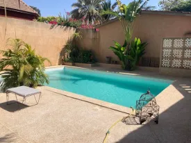 Villa avec piscine privée en résidence bord de mer, 2 chambres climatisés + mezzanine, 2 salles d'eau,
salon, une salle à manger, une cuisine extérieure équipée, une terrasse aménagée et un jardin, femme de ménage inclus dans la prestation 3 fois dans la semaine