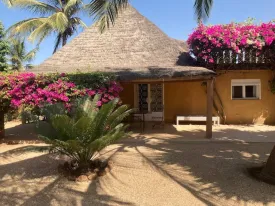 Villa avec piscine privée en résidence bord de mer, 2 chambres climatisés + mezzanine, 2 salles d'eau,
salon, une salle à manger, une cuisine extérieure équipée, une terrasse aménagée et un jardin, femme de ménage inclus dans la prestation 3 fois dans la semaine