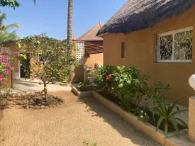 Villa avec piscine privée en résidence bord de mer, 2 chambres climatisés + mezzanine, 2 salles d'eau,
salon, une salle à manger, une cuisine extérieure équipée, une terrasse aménagée et un jardin, femme de ménage inclus dans la prestation 3 fois dans la semaine