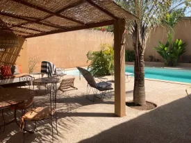 Villa avec piscine privée en résidence bord de mer, 2 chambres climatisés + mezzanine, 2 salles d'eau,
salon, une salle à manger, une cuisine extérieure équipée, une terrasse aménagée et un jardin, femme de ménage inclus dans la prestation 3 fois dans la semaine