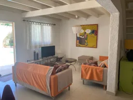 Villa avec piscine privée en résidence bord de mer, 2 chambres climatisés + mezzanine, 2 salles d'eau,
salon, une salle à manger, une cuisine extérieure équipée, une terrasse aménagée et un jardin, femme de ménage inclus dans la prestation 3 fois dans la semaine