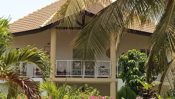 Magnifique villa dans une résidence bord de mer, avec piscine commune , 
parking voitures, groupe électrogène , elle est composée de 3 chambres , 
3 salles de bain, mezzanine aménagée, toilette visiteur, salon, cuisine équipée ,buanderie
 2 terrasses aménagées, jardin bien entrenui 
Eau , wifi, femme de ménage inclus 3 fois dans la semaine 
Supplément : Electricité et eau