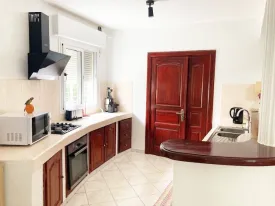 Magnifique villa dans une résidence bord de mer, avec piscine commune ,
parking voitures, groupe électrogène , elle est composée de 3 chambres ,
3 salles de bain, mezzanine aménagée, toilette visiteur, salon, cuisine équipée ,buanderie
2 terrasses aménagées, jardin bien entrenui
Eau , wifi, femme de ménage inclus 3 fois dans la semaine
Supplément : Electricité et eau