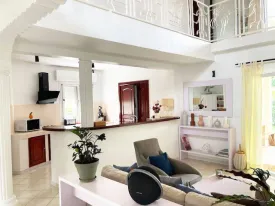 Magnifique villa dans une résidence bord de mer, avec piscine commune ,
parking voitures, groupe électrogène , elle est composée de 3 chambres ,
3 salles de bain, mezzanine aménagée, toilette visiteur, salon, cuisine équipée ,buanderie
2 terrasses aménagées, jardin bien entrenui
Eau , wifi, femme de ménage inclus 3 fois dans la semaine
Supplément : Electricité et eau