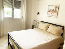 Magnifique villa dans une résidence bord de mer, avec piscine commune ,
parking voitures, groupe électrogène , elle est composée de 3 chambres ,
3 salles de bain, mezzanine aménagée, toilette visiteur, salon, cuisine équipée ,buanderie
2 terrasses aménagées, jardin bien entrenui
Eau , wifi, femme de ménage inclus 3 fois dans la semaine
Supplément : Electricité et eau