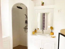 Magnifique villa dans une résidence bord de mer, avec piscine commune ,
parking voitures, groupe électrogène , elle est composée de 3 chambres ,
3 salles de bain, mezzanine aménagée, toilette visiteur, salon, cuisine équipée ,buanderie
2 terrasses aménagées, jardin bien entrenui
Eau , wifi, femme de ménage inclus 3 fois dans la semaine
Supplément : Electricité et eau