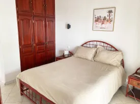 Magnifique villa dans une résidence bord de mer, avec piscine commune ,
parking voitures, groupe électrogène , elle est composée de 3 chambres ,
3 salles de bain, mezzanine aménagée, toilette visiteur, salon, cuisine équipée ,buanderie
2 terrasses aménagées, jardin bien entrenui
Eau , wifi, femme de ménage inclus 3 fois dans la semaine
Supplément : Electricité et eau
