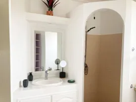 Magnifique villa dans une résidence bord de mer, avec piscine commune ,
parking voitures, groupe électrogène , elle est composée de 3 chambres ,
3 salles de bain, mezzanine aménagée, toilette visiteur, salon, cuisine équipée ,buanderie
2 terrasses aménagées, jardin bien entrenui
Eau , wifi, femme de ménage inclus 3 fois dans la semaine
Supplément : Electricité et eau