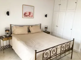 Magnifique villa dans une résidence bord de mer, avec piscine commune ,
parking voitures, groupe électrogène , elle est composée de 3 chambres ,
3 salles de bain, mezzanine aménagée, toilette visiteur, salon, cuisine équipée ,buanderie
2 terrasses aménagées, jardin bien entrenui
Eau , wifi, femme de ménage inclus 3 fois dans la semaine
Supplément : Electricité et eau