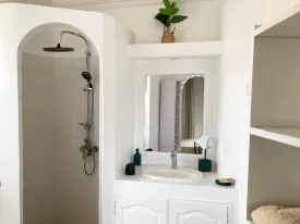 Magnifique villa dans une résidence bord de mer, avec piscine commune ,
parking voitures, groupe électrogène , elle est composée de 3 chambres ,
3 salles de bain, mezzanine aménagée, toilette visiteur, salon, cuisine équipée ,buanderie
2 terrasses aménagées, jardin bien entrenui
Eau , wifi, femme de ménage inclus 3 fois dans la semaine
Supplément : Electricité et eau