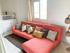 Magnifique villa dans une résidence bord de mer, avec piscine commune ,
parking voitures, groupe électrogène , elle est composée de 3 chambres ,
3 salles de bain, mezzanine aménagée, toilette visiteur, salon, cuisine équipée ,buanderie
2 terrasses aménagées, jardin bien entrenui
Eau , wifi, femme de ménage inclus 3 fois dans la semaine
Supplément : Electricité et eau
