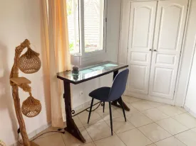 Magnifique villa dans une résidence bord de mer, avec piscine commune ,
parking voitures, groupe électrogène , elle est composée de 3 chambres ,
3 salles de bain, mezzanine aménagée, toilette visiteur, salon, cuisine équipée ,buanderie
2 terrasses aménagées, jardin bien entrenui
Eau , wifi, femme de ménage inclus 3 fois dans la semaine
Supplément : Electricité et eau