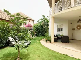 Magnifique villa dans une résidence bord de mer, avec piscine commune ,
parking voitures, groupe électrogène , elle est composée de 3 chambres ,
3 salles de bain, mezzanine aménagée, toilette visiteur, salon, cuisine équipée ,buanderie
2 terrasses aménagées, jardin bien entrenui
Eau , wifi, femme de ménage inclus 3 fois dans la semaine
Supplément : Electricité et eau
