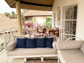 Magnifique villa dans une résidence bord de mer, avec piscine commune ,
parking voitures, groupe électrogène , elle est composée de 3 chambres ,
3 salles de bain, mezzanine aménagée, toilette visiteur, salon, cuisine équipée ,buanderie
2 terrasses aménagées, jardin bien entrenui
Eau , wifi, femme de ménage inclus 3 fois dans la semaine
Supplément : Electricité et eau