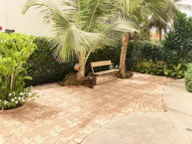 Magnifique villa dans une résidence bord de mer, avec piscine commune ,
parking voitures, groupe électrogène , elle est composée de 3 chambres ,
3 salles de bain, mezzanine aménagée, toilette visiteur, salon, cuisine équipée ,buanderie
2 terrasses aménagées, jardin bien entrenui
Eau , wifi, femme de ménage inclus 3 fois dans la semaine
Supplément : Electricité et eau