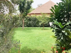 Magnifique villa dans une résidence bord de mer, avec piscine commune ,
parking voitures, groupe électrogène , elle est composée de 3 chambres ,
3 salles de bain, mezzanine aménagée, toilette visiteur, salon, cuisine équipée ,buanderie
2 terrasses aménagées, jardin bien entrenui
Eau , wifi, femme de ménage inclus 3 fois dans la semaine
Supplément : Electricité et eau