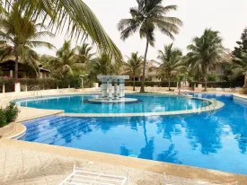 Magnifique villa dans une résidence bord de mer, avec piscine commune ,
parking voitures, groupe électrogène , elle est composée de 3 chambres ,
3 salles de bain, mezzanine aménagée, toilette visiteur, salon, cuisine équipée ,buanderie
2 terrasses aménagées, jardin bien entrenui
Eau , wifi, femme de ménage inclus 3 fois dans la semaine
Supplément : Electricité et eau
