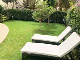Magnifique villa dans une résidence bord de mer, avec piscine commune ,
parking voitures, groupe électrogène , elle est composée de 3 chambres ,
3 salles de bain, mezzanine aménagée, toilette visiteur, salon, cuisine équipée ,buanderie
2 terrasses aménagées, jardin bien entrenui
Eau , wifi, femme de ménage inclus 3 fois dans la semaine
Supplément : Electricité et eau