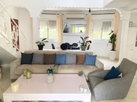 Magnifique villa dans une résidence bord de mer, avec piscine commune ,
parking voitures, groupe électrogène , elle est composée de 3 chambres ,
3 salles de bain, mezzanine aménagée, toilette visiteur, salon, cuisine équipée ,buanderie
2 terrasses aménagées, jardin bien entrenui
Eau , wifi, femme de ménage inclus 3 fois dans la semaine
Supplément : Electricité et eau