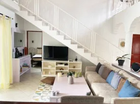 Magnifique villa dans une résidence bord de mer, avec piscine commune ,
parking voitures, groupe électrogène , elle est composée de 3 chambres ,
3 salles de bain, mezzanine aménagée, toilette visiteur, salon, cuisine équipée ,buanderie
2 terrasses aménagées, jardin bien entrenui
Eau , wifi, femme de ménage inclus 3 fois dans la semaine
Supplément : Electricité et eau