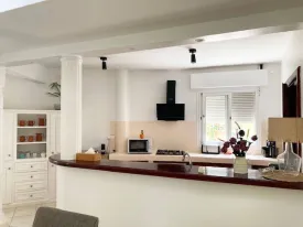 Magnifique villa dans une résidence bord de mer, avec piscine commune ,
parking voitures, groupe électrogène , elle est composée de 3 chambres ,
3 salles de bain, mezzanine aménagée, toilette visiteur, salon, cuisine équipée ,buanderie
2 terrasses aménagées, jardin bien entrenui
Eau , wifi, femme de ménage inclus 3 fois dans la semaine
Supplément : Electricité et eau