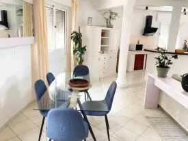 Magnifique villa dans une résidence bord de mer, avec piscine commune ,
parking voitures, groupe électrogène , elle est composée de 3 chambres ,
3 salles de bain, mezzanine aménagée, toilette visiteur, salon, cuisine équipée ,buanderie
2 terrasses aménagées, jardin bien entrenui
Eau , wifi, femme de ménage inclus 3 fois dans la semaine
Supplément : Electricité et eau