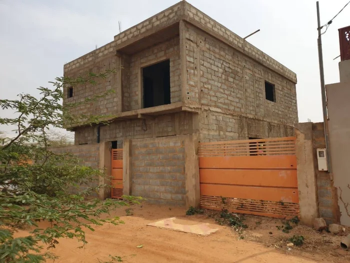 Belle opportunité d'acquérir un ensemble imobilier de 600m2 comprenant une villa moderne en cours de construction ansi qu'un terrain nu attenant