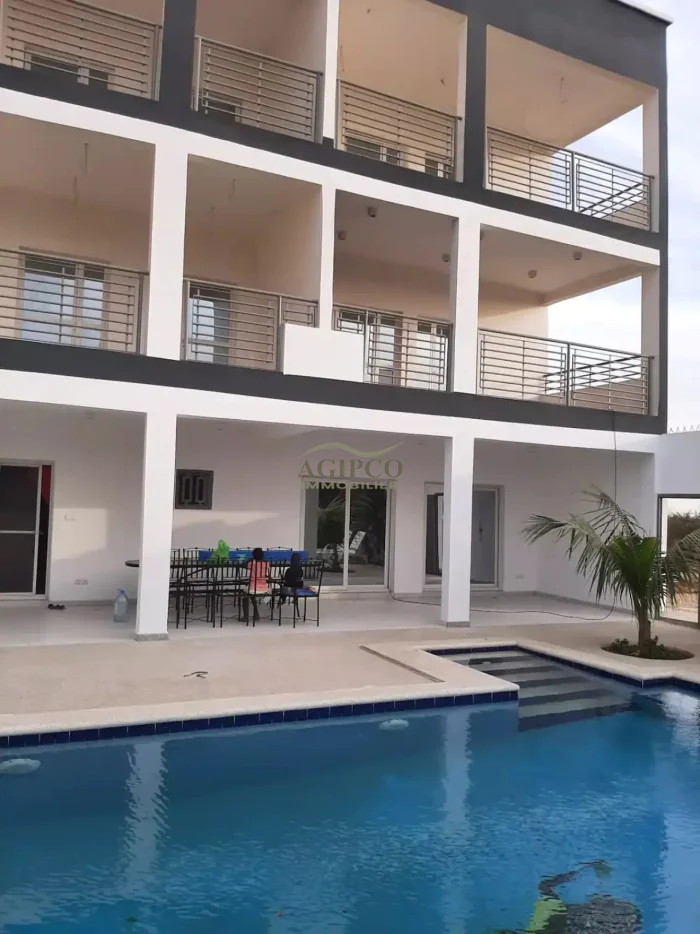 Grand appartement au rez de chaussée, dans un endroit isolé et calme , à 15 mn en voiture de Saly et de la réserve de Bandia , intéressant pour ceux qui souhaitent être au calme 
4 chambres , 2 salles de bain , climatisation , salon , grande cuisine équipée , terrasse et piscine privée 
Gardien à disposition,
Consommation électricité à la charges du locataire