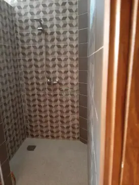 Grand appartement au rez de chaussée, dans un endroit isolé et calme , à 15 mn en voiture de Saly et de la réserve de Bandia , intéressant pour ceux qui souhaitent être au calme
4 chambres , 2 salles de bain , climatisation , salon , grande cuisine équipée , terrasse et piscine privée
Gardien à disposition,
Consommation électricité à la charges du locataire
