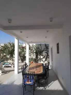 Grand appartement au rez de chaussée, dans un endroit isolé et calme , à 15 mn en voiture de Saly et de la réserve de Bandia , intéressant pour ceux qui souhaitent être au calme
4 chambres , 2 salles de bain , climatisation , salon , grande cuisine équipée , terrasse et piscine privée
Gardien à disposition,
Consommation électricité à la charges du locataire