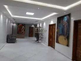 Grand appartement au rez de chaussée, dans un endroit isolé et calme , à 15 mn en voiture de Saly et de la réserve de Bandia , intéressant pour ceux qui souhaitent être au calme
4 chambres , 2 salles de bain , climatisation , salon , grande cuisine équipée , terrasse et piscine privée
Gardien à disposition,
Consommation électricité à la charges du locataire