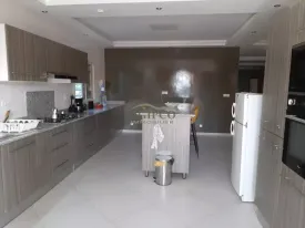 Grand appartement au rez de chaussée, dans un endroit isolé et calme , à 15 mn en voiture de Saly et de la réserve de Bandia , intéressant pour ceux qui souhaitent être au calme
4 chambres , 2 salles de bain , climatisation , salon , grande cuisine équipée , terrasse et piscine privée
Gardien à disposition,
Consommation électricité à la charges du locataire