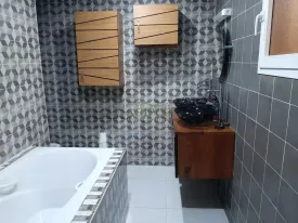 Grand appartement au rez de chaussée, dans un endroit isolé et calme , à 15 mn en voiture de Saly et de la réserve de Bandia , intéressant pour ceux qui souhaitent être au calme
4 chambres , 2 salles de bain , climatisation , salon , grande cuisine équipée , terrasse et piscine privée
Gardien à disposition,
Consommation électricité à la charges du locataire