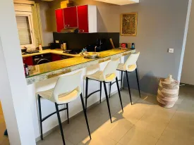 Appartement de standing au 3e étage d'une Résidence sécurisée , offrant une vue dégagée et imprenable .Vue mer au loin depuis l'appartement