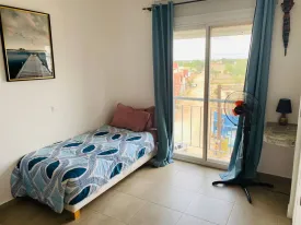 Appartement de standing au 3e étage d'une Résidence sécurisée , offrant une vue dégagée et imprenable .Vue mer au loin depuis l'appartement