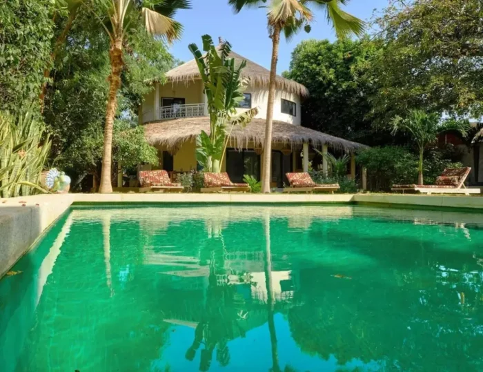 située dans un quartier calme , cette  magnifique villa décorée avec soin est composée de 4 chambres climatisées avec des lits doubles , 4 salles de bain, salon, salle à manger, cuisine équipée, terrasse, joli jardin , piscine privée ,wifi et canal, femme de ménage et gardien à votre disposition
La plage est à 50 m de la villa 
Electricité à la charge des locataires