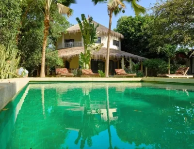 située dans un quartier calme , cette  magnifique villa décorée avec soin est composée de 4 chambres climatisées avec des lits doubles , 4 salles de bain, salon, salle à manger, cuisine équipée, terrasse, joli jardin , piscine privée ,wifi et canal, femme de ménage et gardien à votre disposition
La plage est à 50 m de la villa 
Electricité à la charge des locataires
