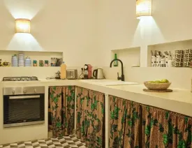 située dans un quartier calme , cette magnifique villa décorée avec soin est composée de 4 chambres climatisées avec des lits doubles , 4 salles de bain, salon, salle à manger, cuisine équipée, terrasse, joli jardin , piscine privée ,wifi et canal, femme de ménage et gardien à votre disposition
La plage est à 50 m de la villa
Electricité à la charge des locataires