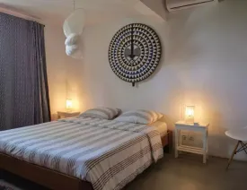 située dans un quartier calme , cette magnifique villa décorée avec soin est composée de 4 chambres climatisées avec des lits doubles , 4 salles de bain, salon, salle à manger, cuisine équipée, terrasse, joli jardin , piscine privée ,wifi et canal, femme de ménage et gardien à votre disposition
La plage est à 50 m de la villa
Electricité à la charge des locataires